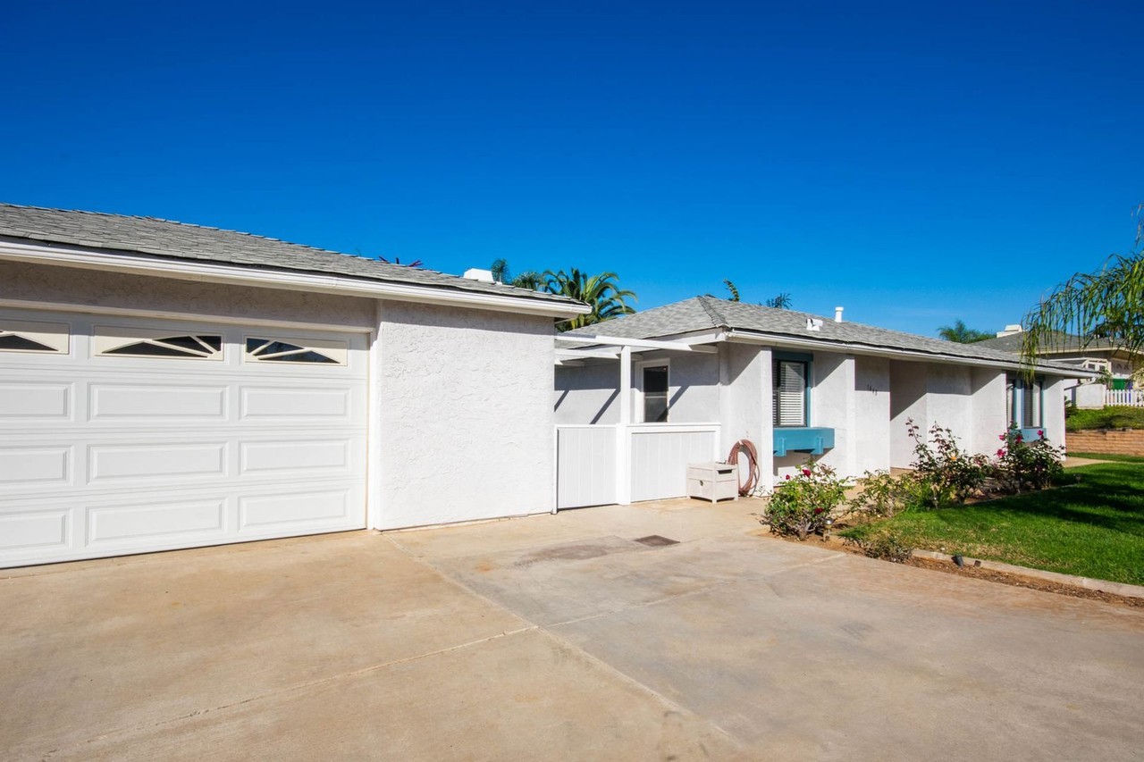 1448 French Ct - Photo 2 of 23