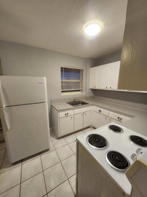 2917 Middle River Dr - Photo 4 of 5