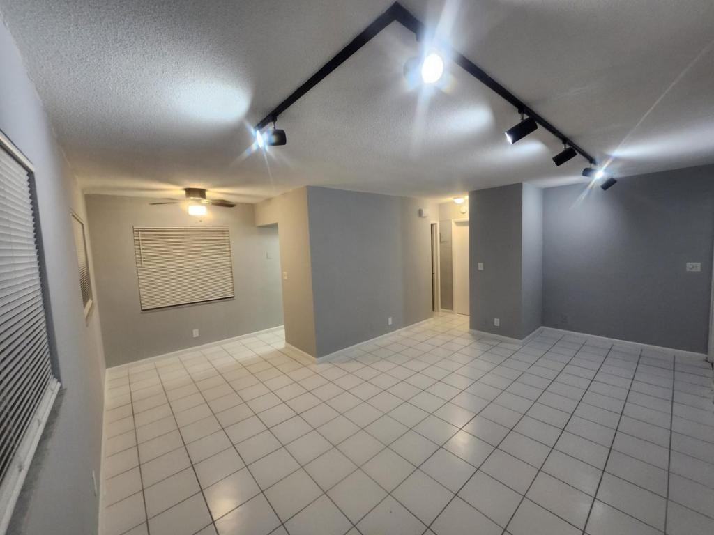 2625 Middle River Dr - Photo 3 of 12