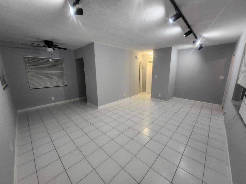 2625 Middle River Dr - Photo 5 of 12