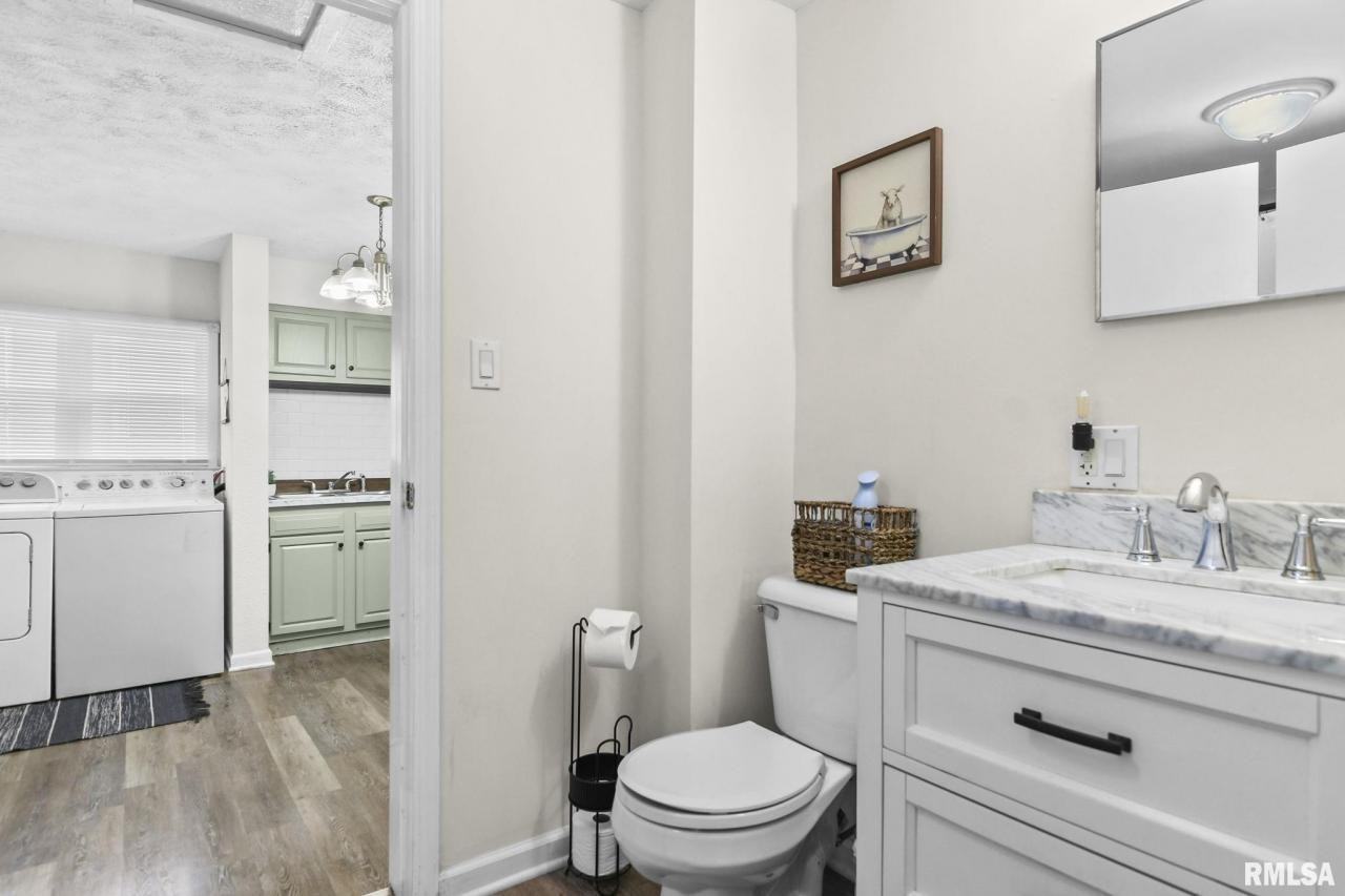1702 S College St - Photo 5 of 12