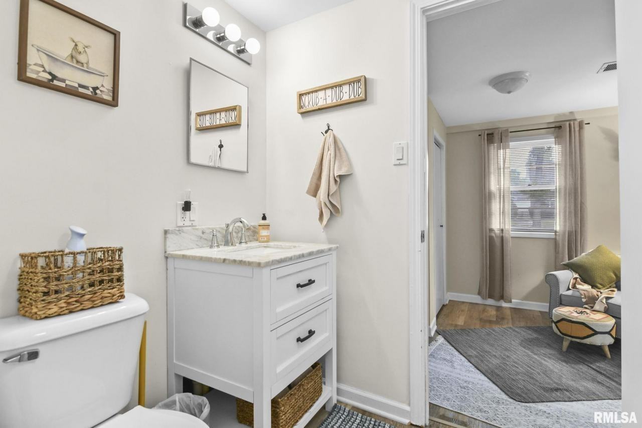 1702 S College St - Photo 6 of 12