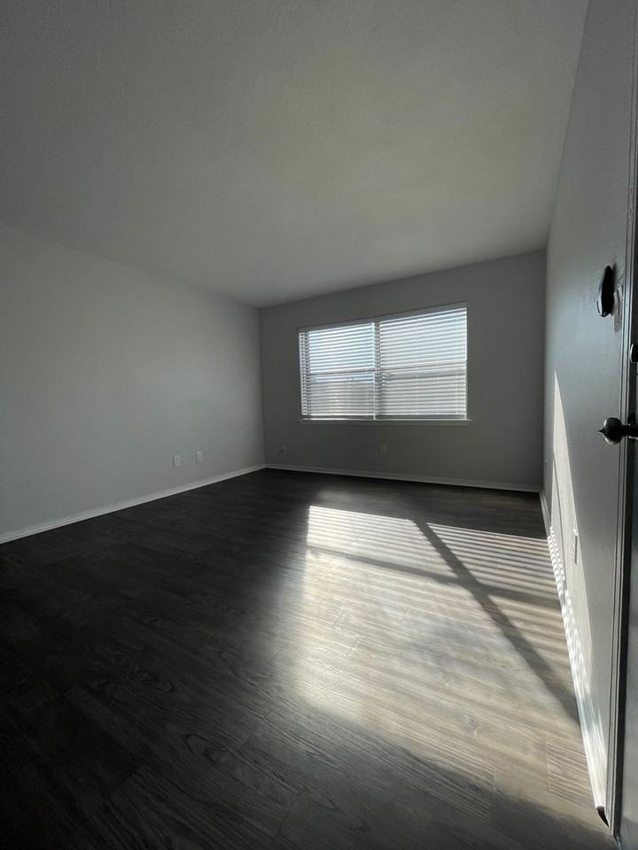 4005 Nw Ozmun Ave #4005B9 - Photo 4 of 12