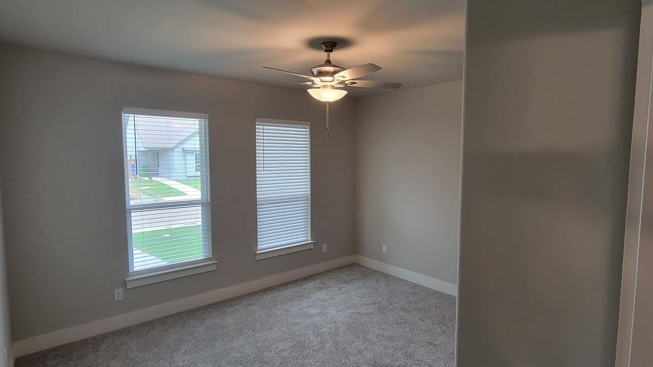 700 The Cottages Dr - Photo 4 of 11