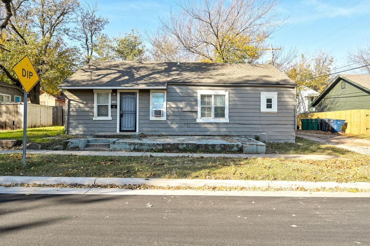 2415 S Lee Ave - Photo 2 of 26