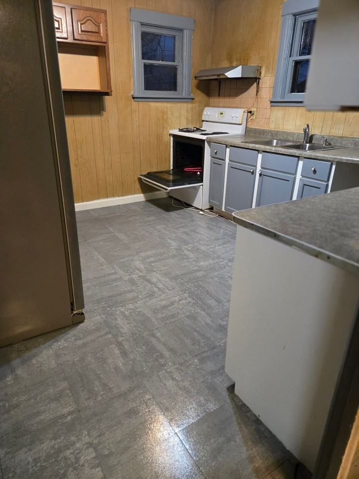 311 E Maple St - Photo 2 of 8