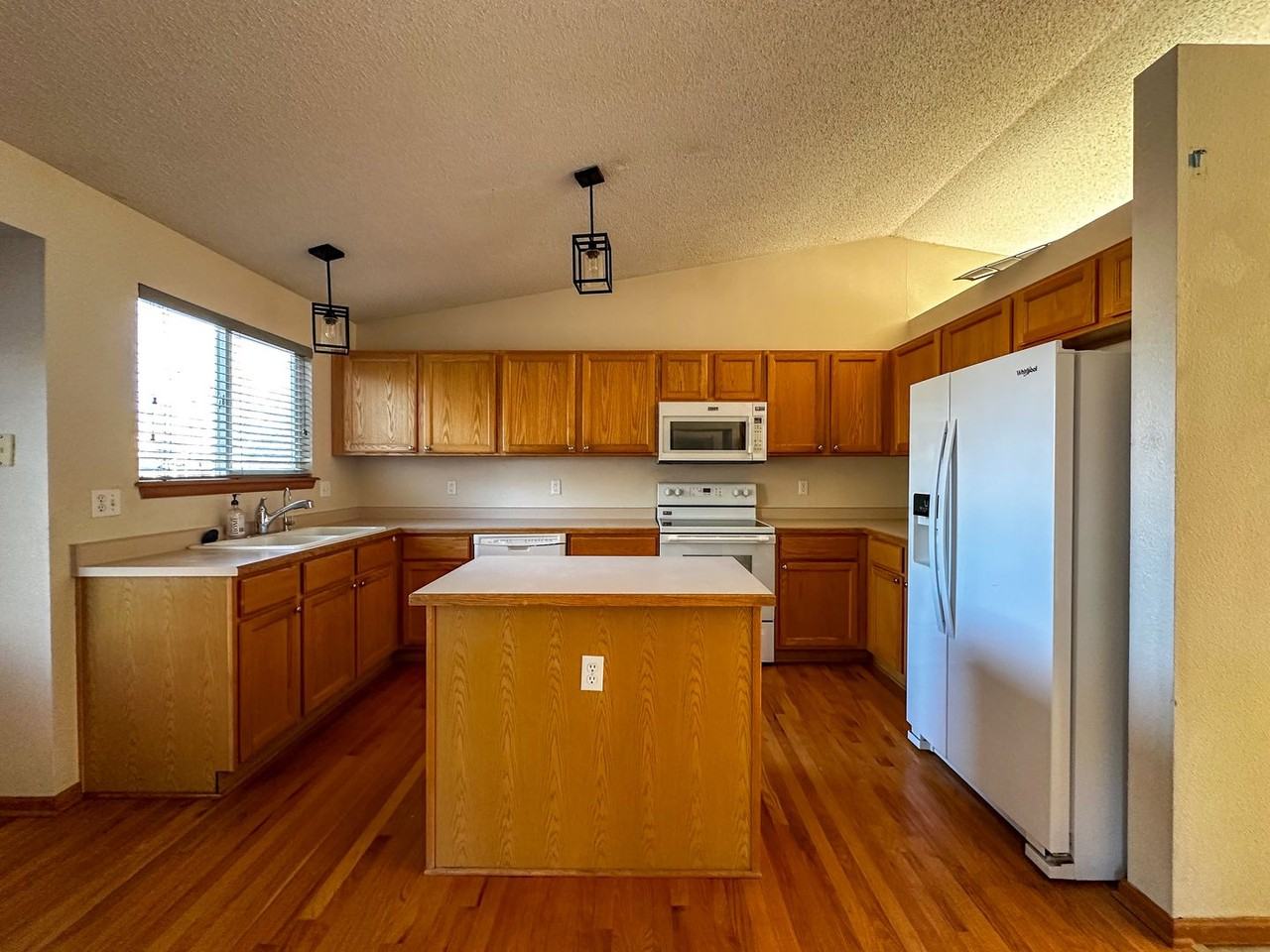 10880 Acadia Pl - Photo 4 of 33