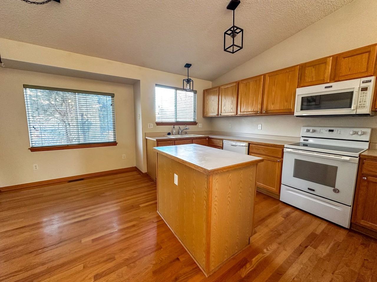 10880 Acadia Pl - Photo 3 of 33
