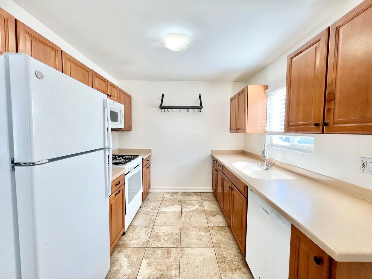 2045 Oliver Ave - Photo 2 of 15