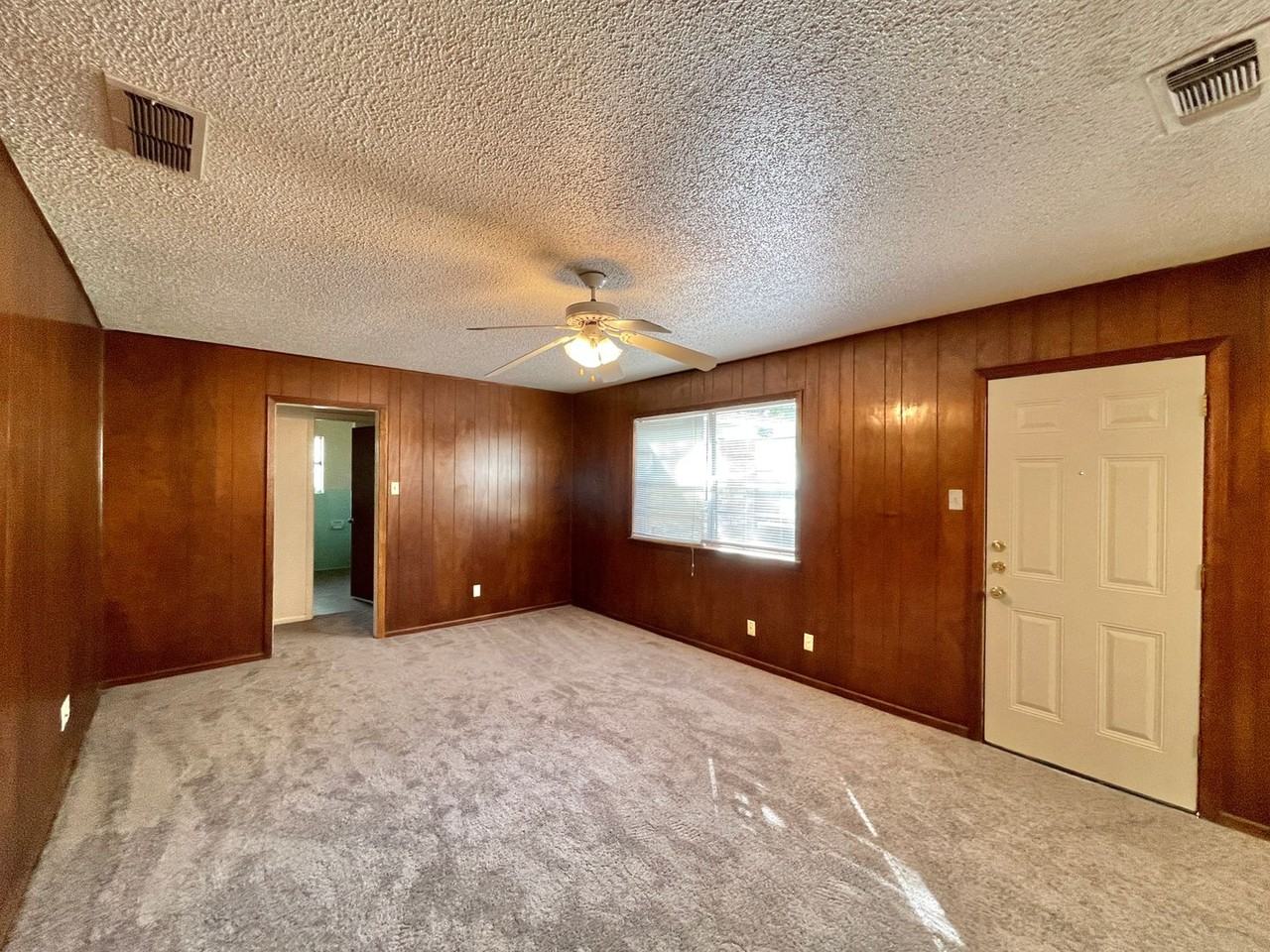 1907 Willowbend Dr - Photo 2 of 17