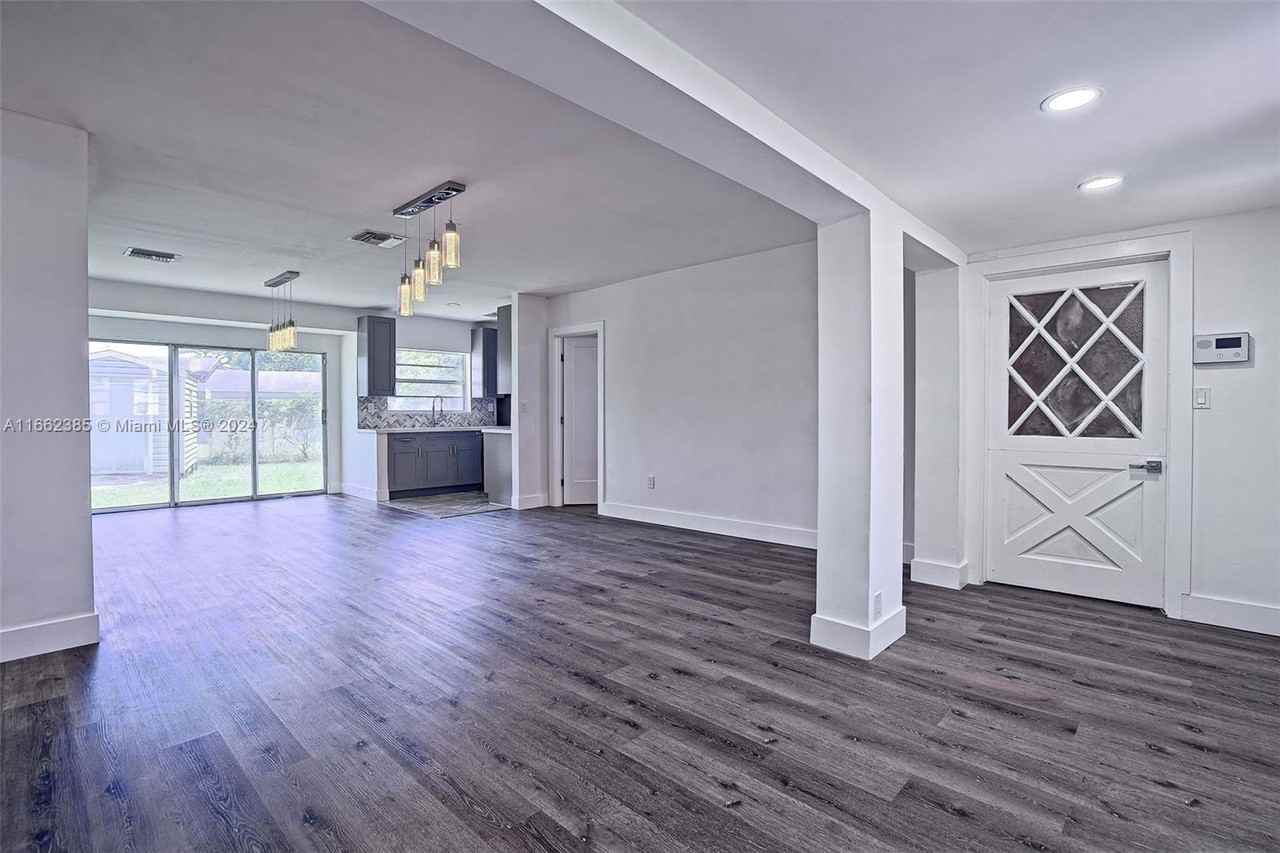 372 W Dayton Cir - Photo 2 of 7