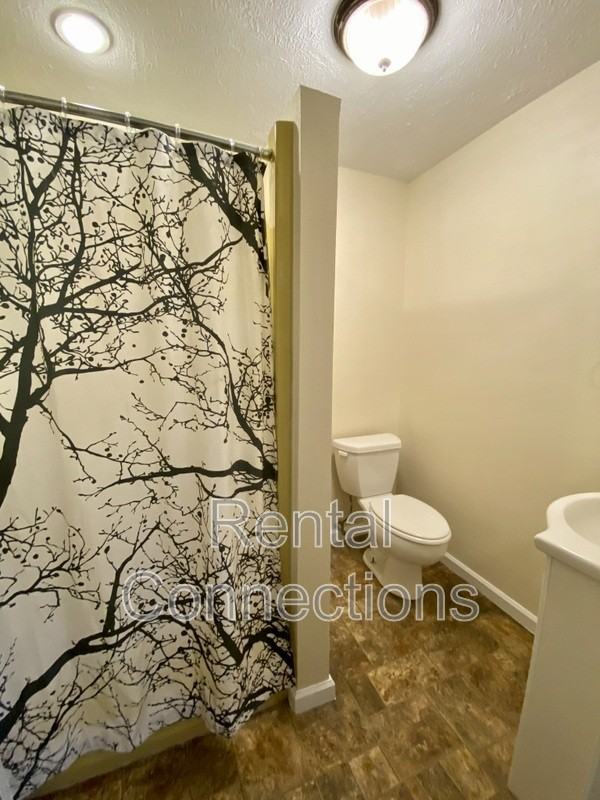 206 E Railroad Ave - Photo 2 of 4