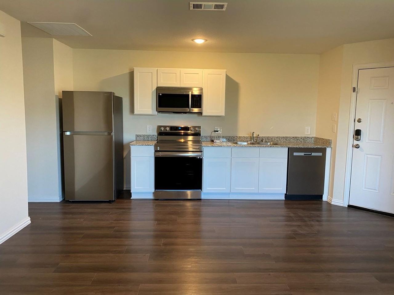 2203 Henry St #A - Photo 3 of 17