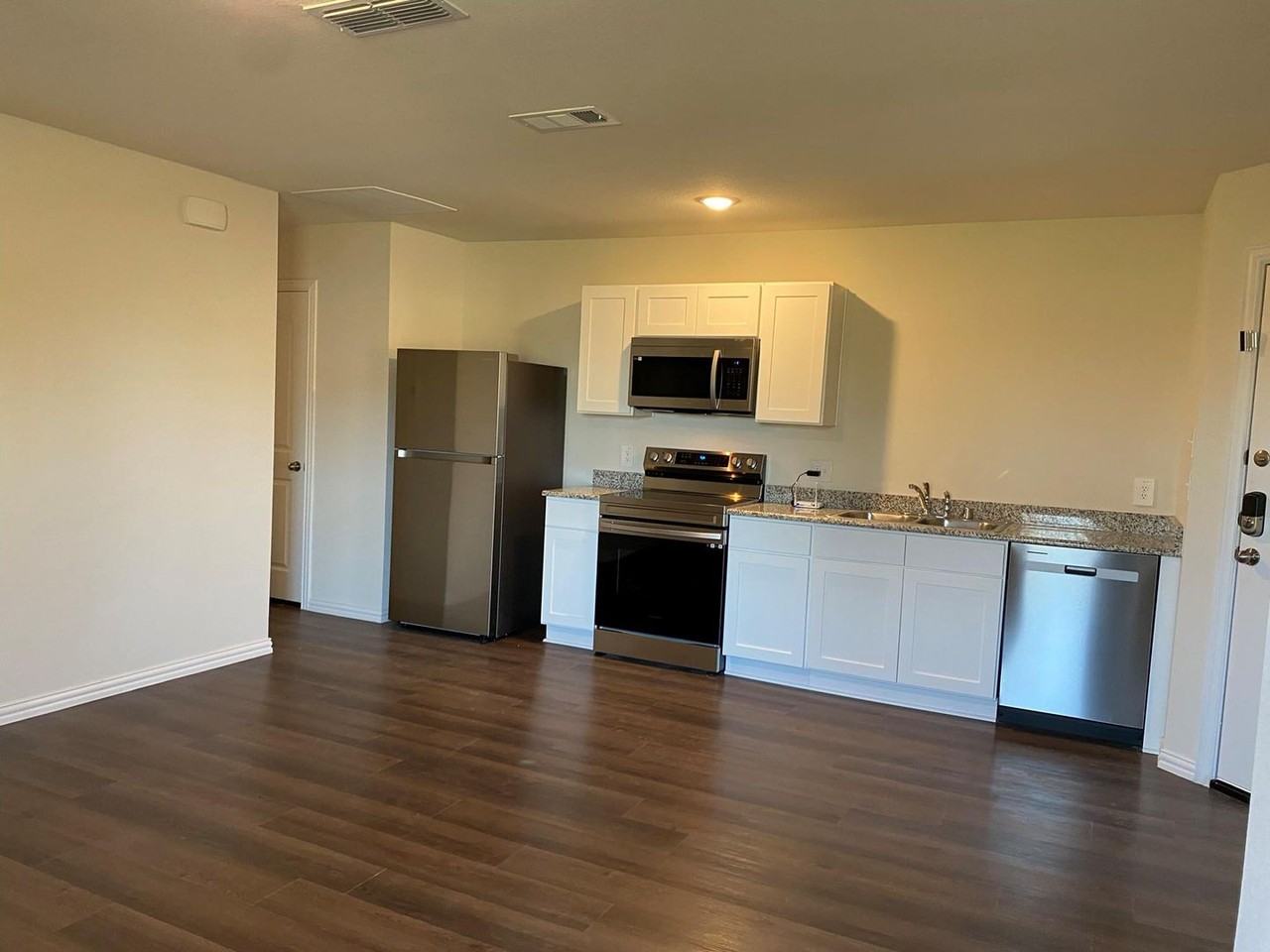 2203 Henry St #A - Photo 4 of 17