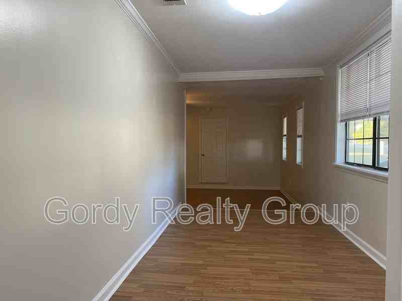 2057 Gay Ave - Photo 3 of 15