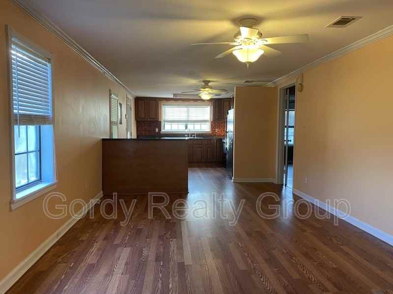 2057 Gay Ave - Photo 4 of 15