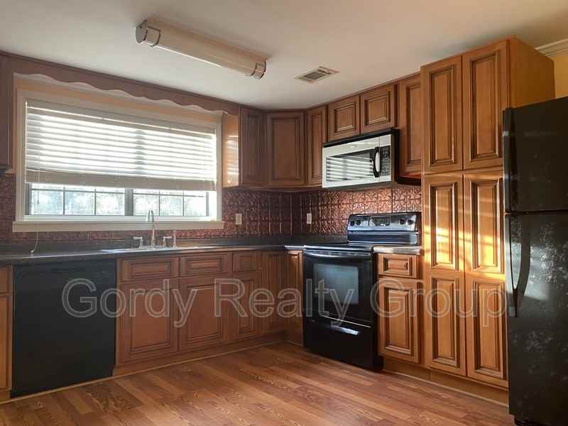 2057 Gay Ave - Photo 5 of 15