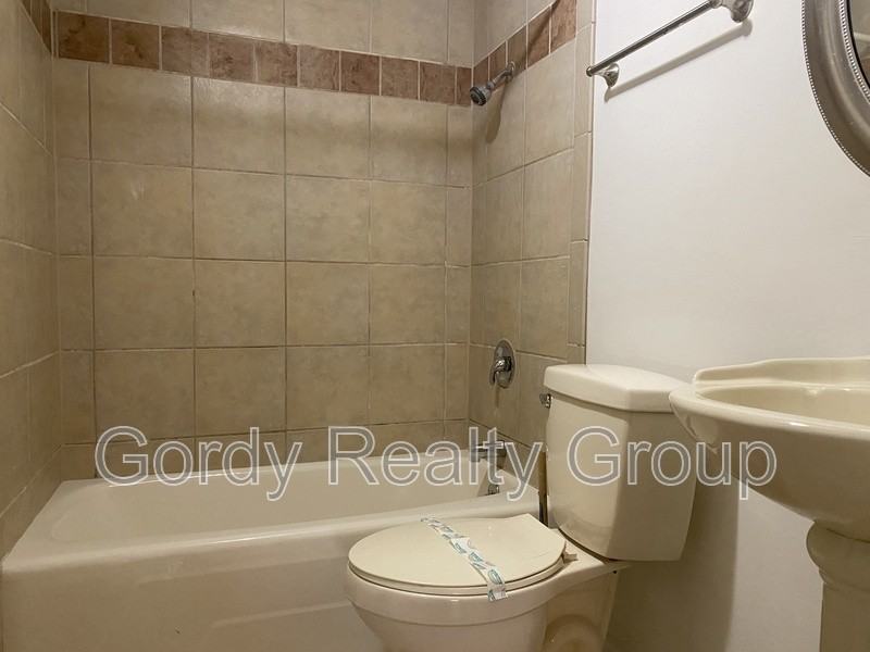 2057 Gay Ave - Photo 7 of 15