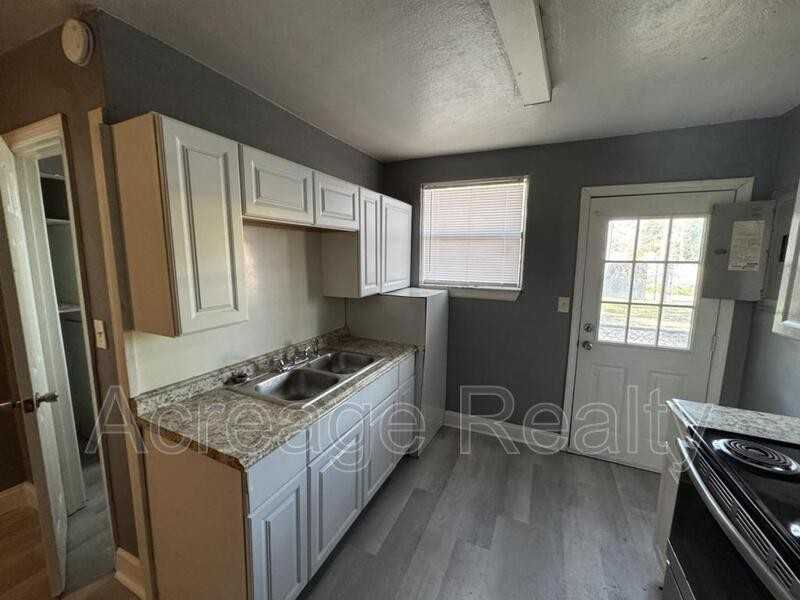 4114 Moncrief Rd - Photo 3 of 17