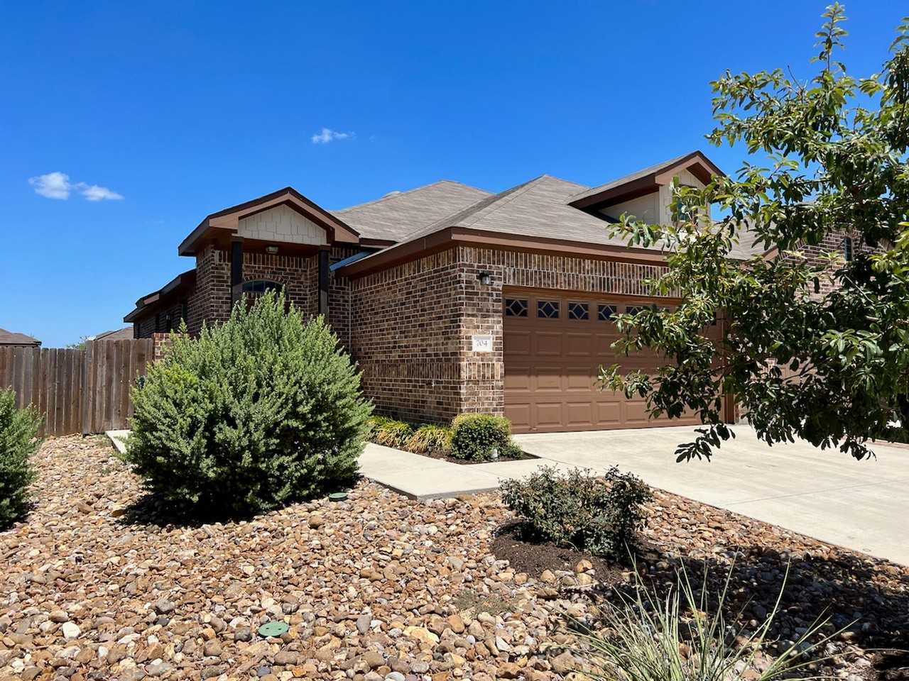 704 Creekside Cir - Photo 2 of 20