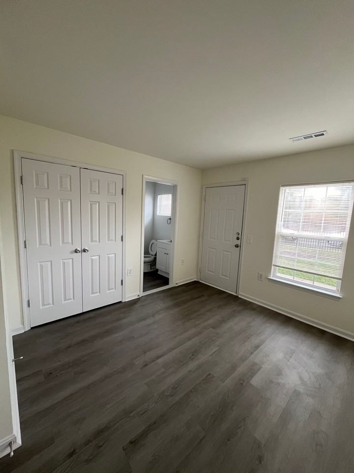 22988 Fontwell Sq - Photo 4 of 24