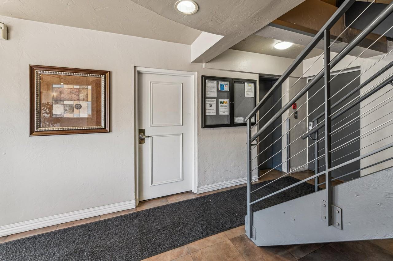 2121 N Cambridge Ave - Photo 2 of 10