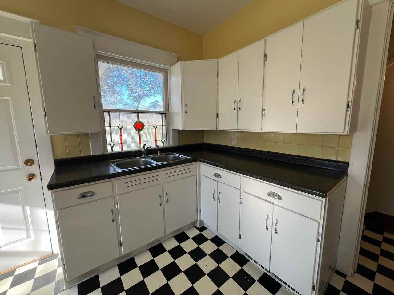 507 E Graham St - Photo 7 of 15