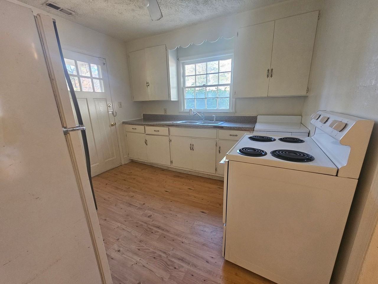 203 Sedberry St - Photo 4 of 9