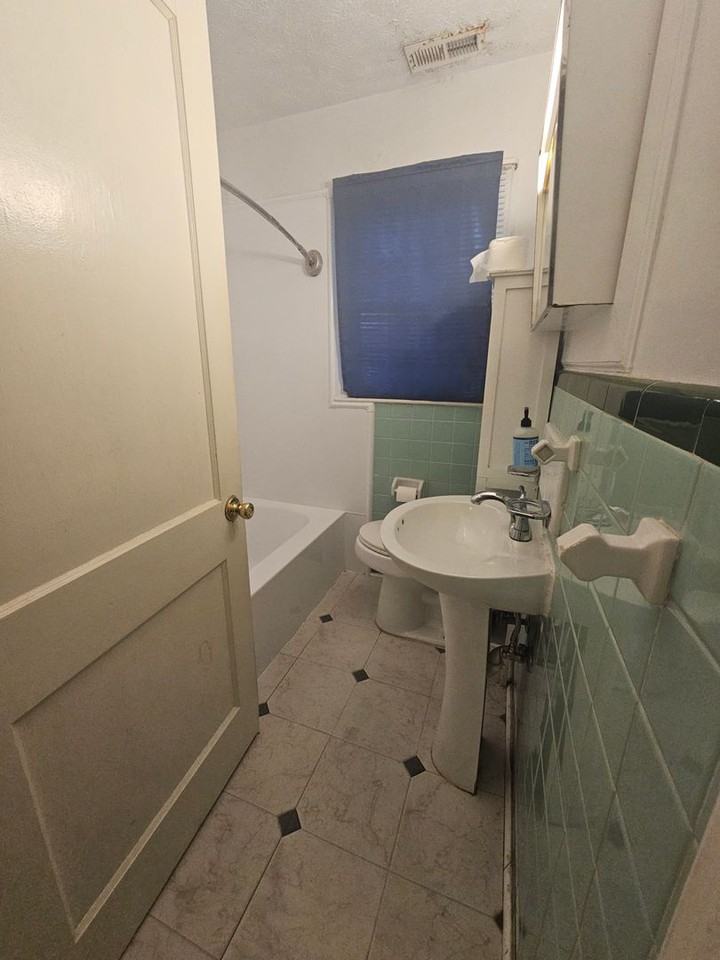 203 Sedberry St - Photo 6 of 9