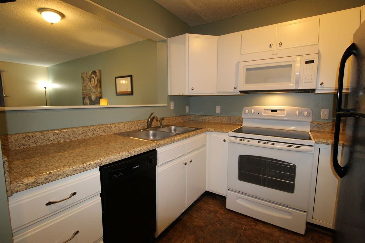 1360 Hunters Rd Apt B - Photo 2 of 18