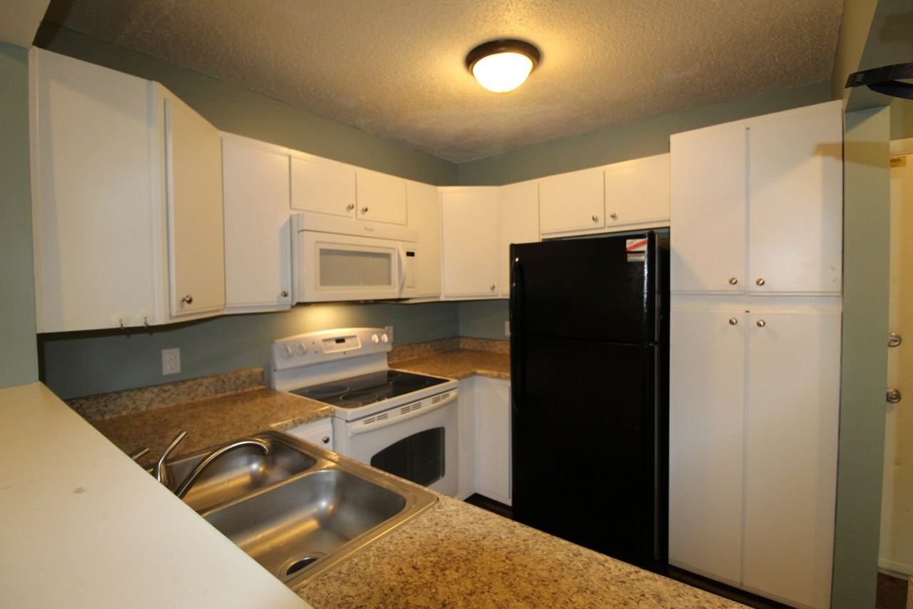 1360 Hunters Rd Apt B - Photo 4 of 18