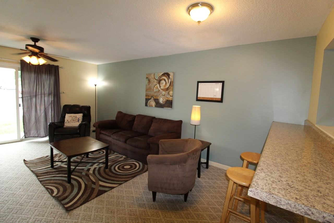 1360 Hunters Rd Apt B - Photo 5 of 18