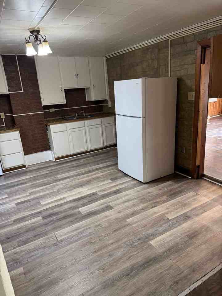 327 N Centre St - Photo 3 of 23