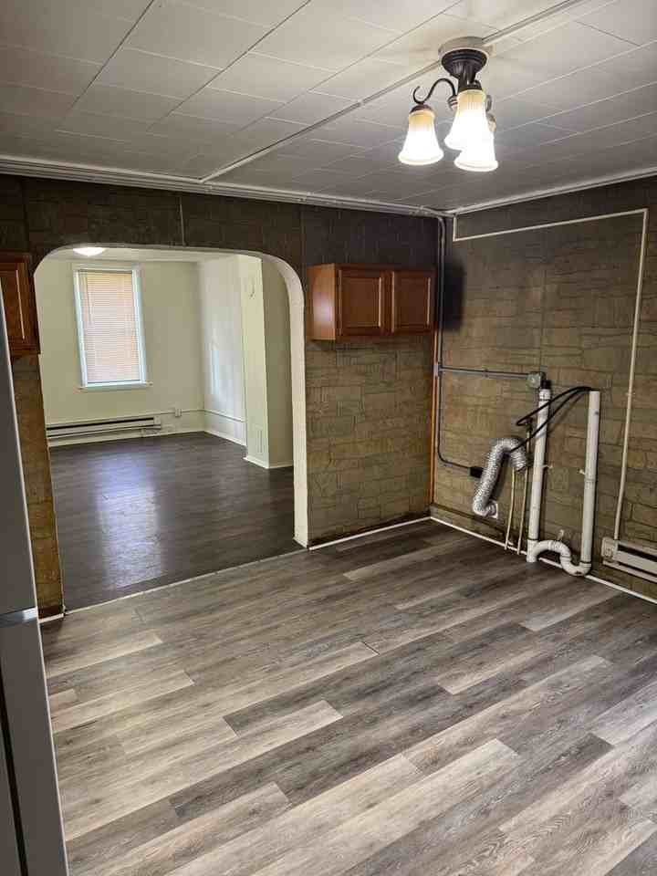 327 N Centre St - Photo 4 of 23