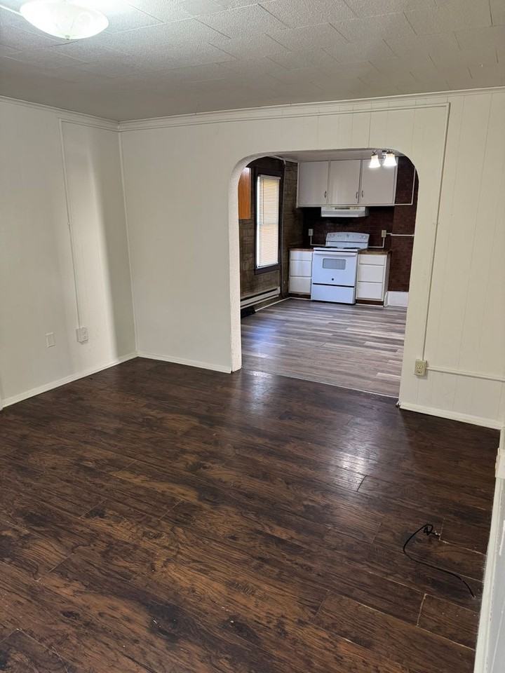 327 N Centre St - Photo 5 of 23