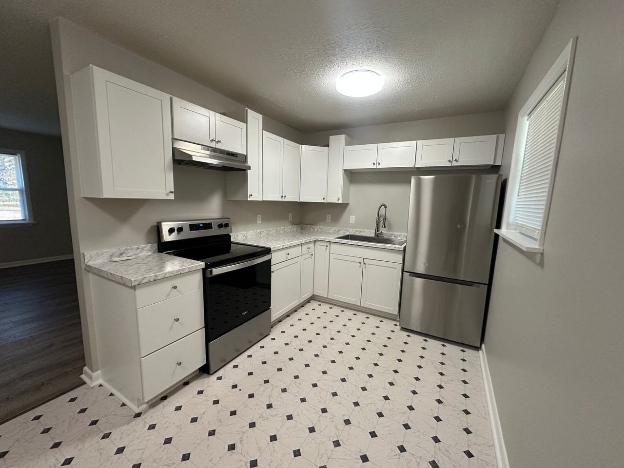 811 Allen St - Photo 7 of 16