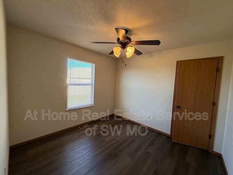 1018 N Oxford Dr - Photo 2 of 11
