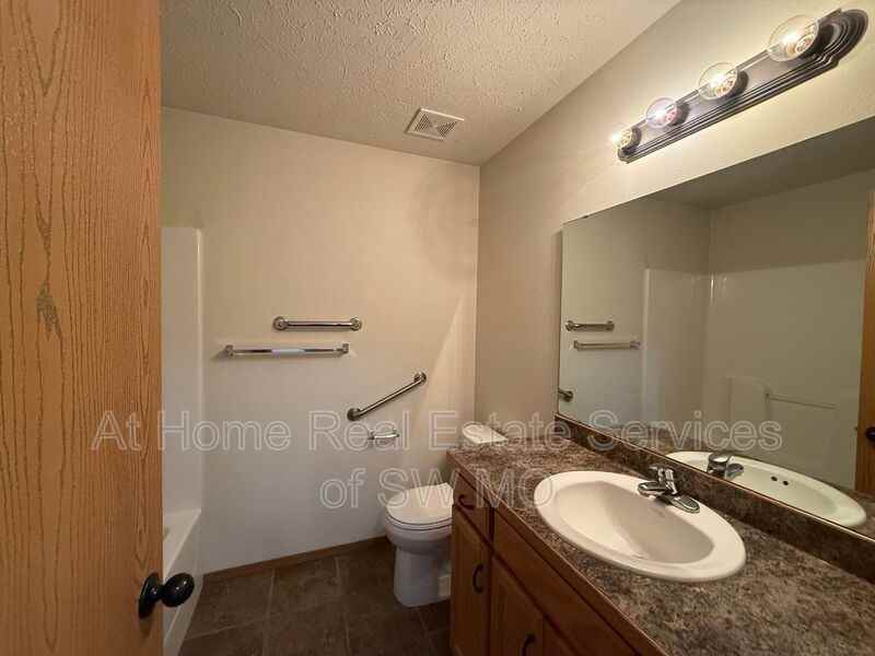 1018 N Oxford Dr - Photo 3 of 11