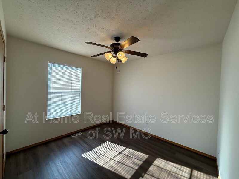 1018 N Oxford Dr - Photo 4 of 11