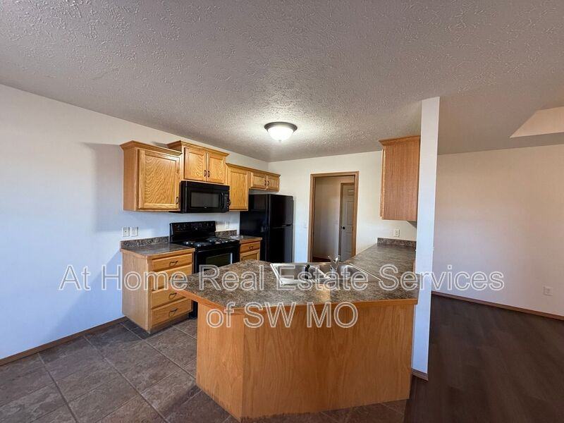 1018 N Oxford Dr - Photo 5 of 11
