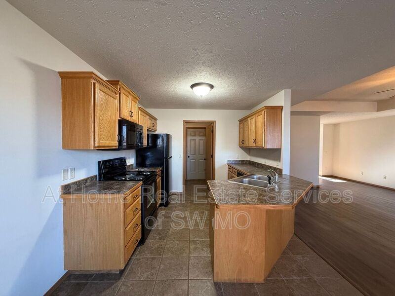 1018 N Oxford Dr - Photo 6 of 11