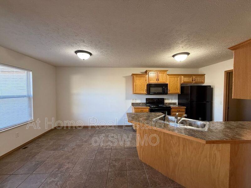 1018 N Oxford Dr - Photo 7 of 11