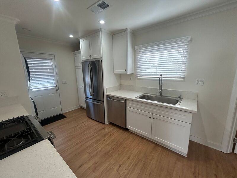 648 W Howard St - Photo 5 of 21