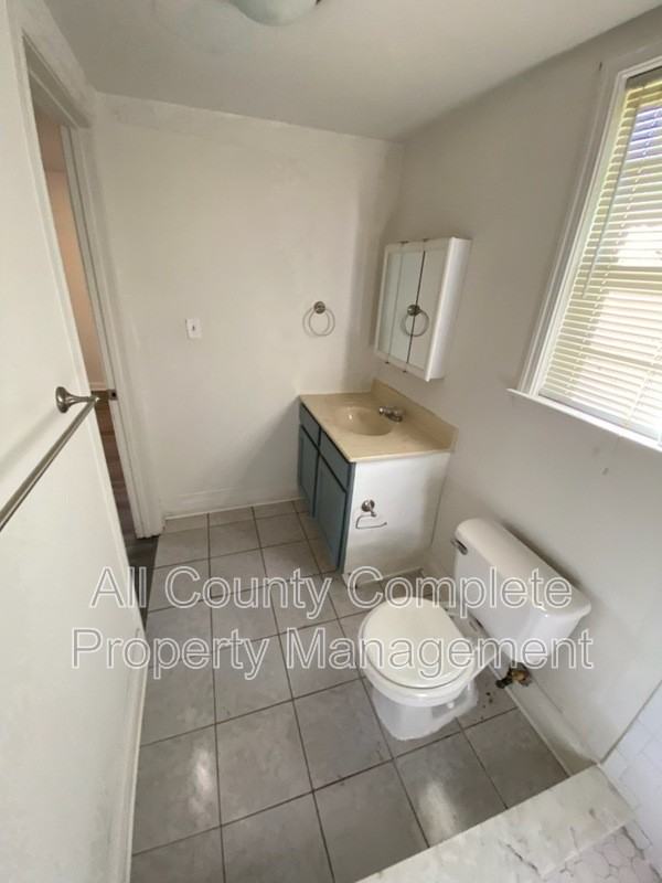4803 Lexington Ave #B - Photo 6 of 7