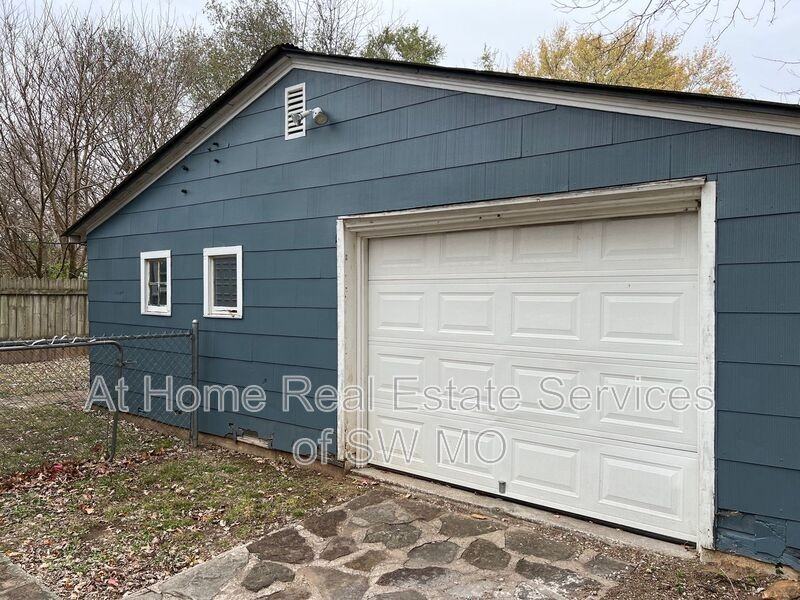 2815 W Madison St - Photo 2 of 12