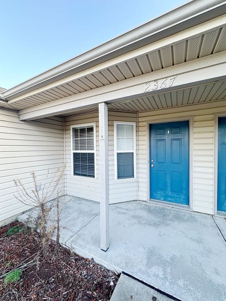 2367 Hopkins Dr - Photo 3 of 35