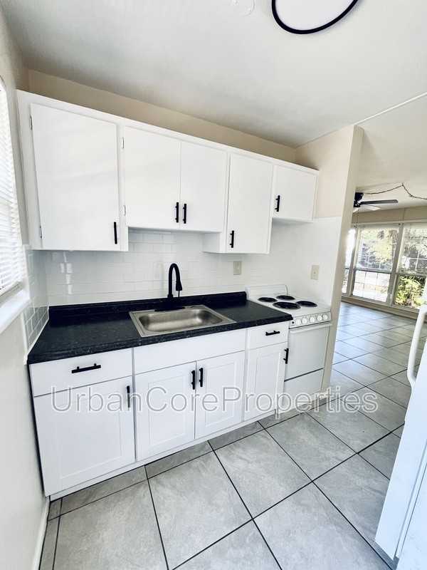 311 24th Ave N #D - Photo 3 of 11