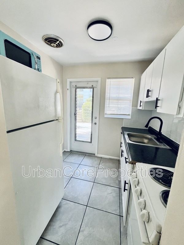 311 24th Ave N #D - Photo 4 of 11