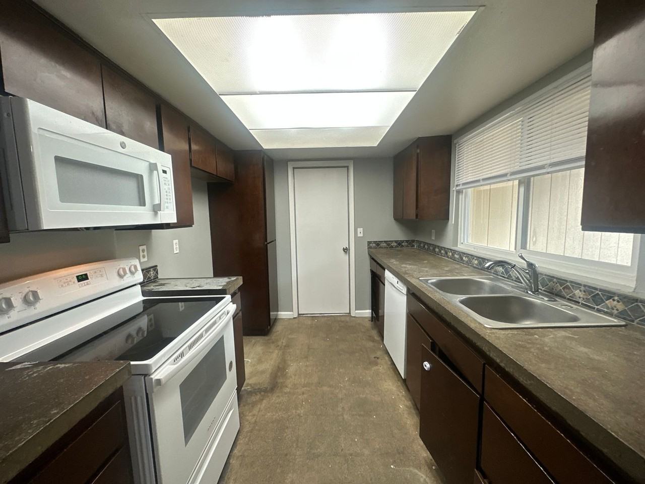 1331 Frankfort Ct - Photo 5 of 19