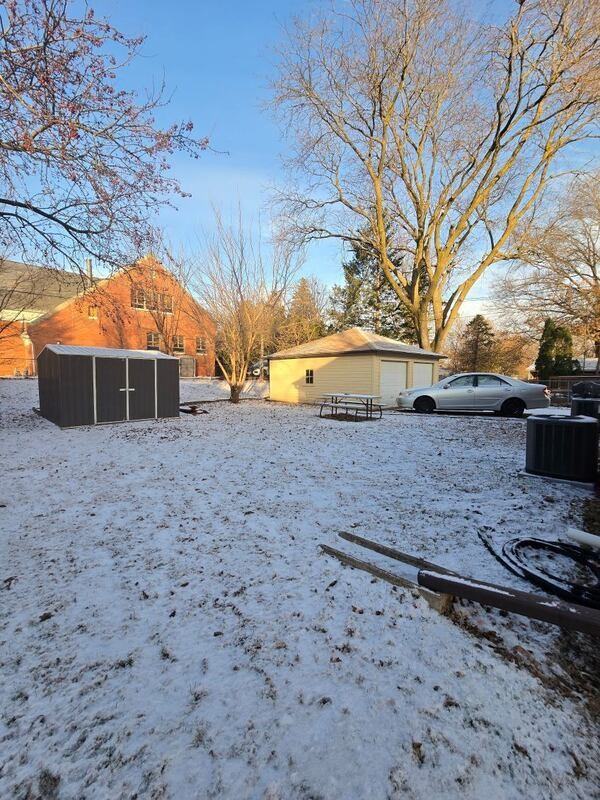 1904 52nd St - Photo 3 of 16